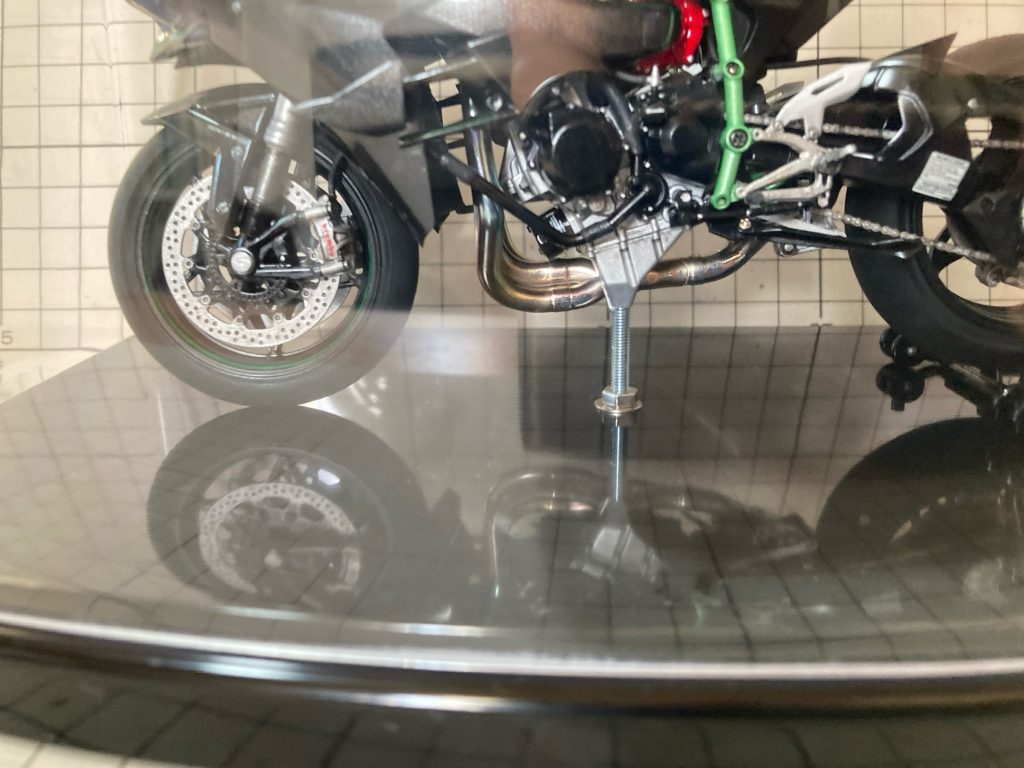 プラモデルを固定してディスプレイ。