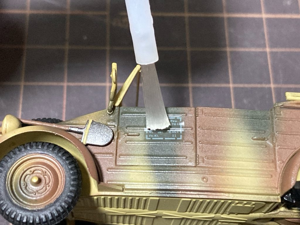 デコボコ面にデカールを貼る