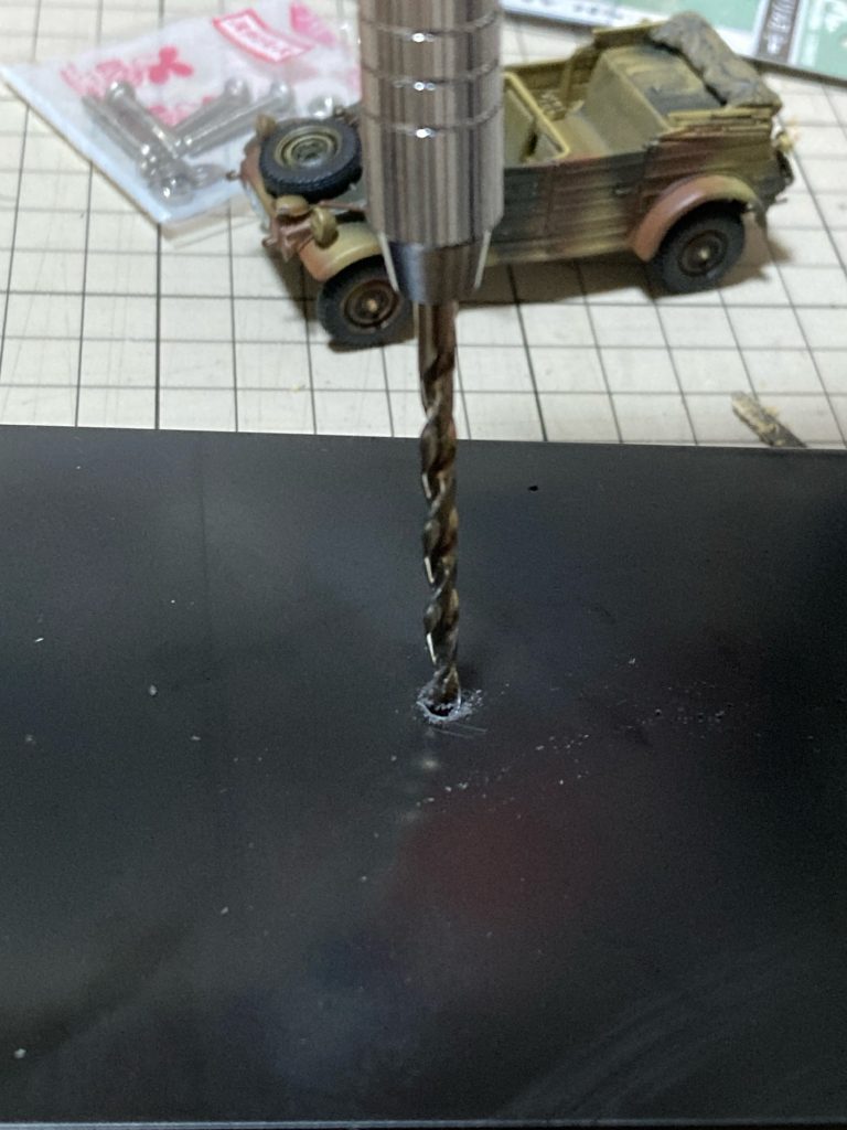 ディスプレイのための穴あけ