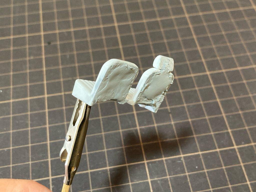 シートをパテ盛り